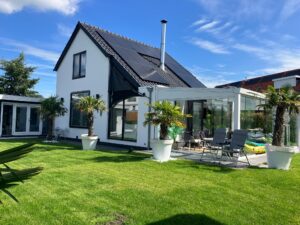 Villa De Bleeckster (adres: De Bleeckster 1 of voorheen Industrie 1 op Google Maps): witte vrijstaande villa naast de speeltuin. Je kunt ook Hoopende Swaen 12 intoetsen en dan rechtsachter dit huis zie je de villa. Gratis parkeren in op zondag in de straat of in de buurt.